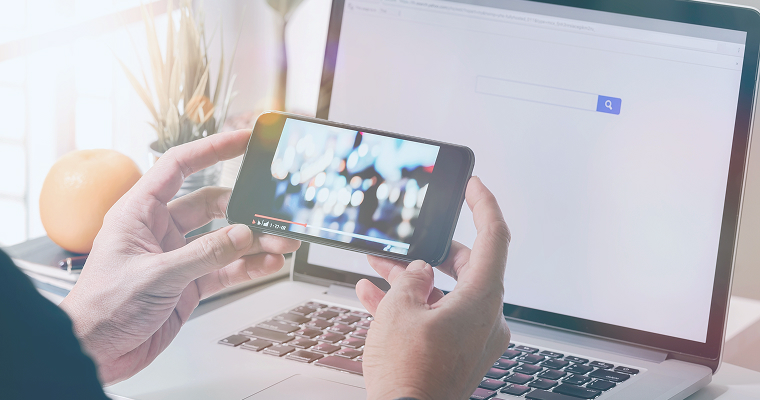 スマホとPCでの動画チェック