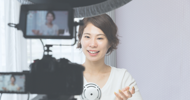 カメラの前で話している女性の写真