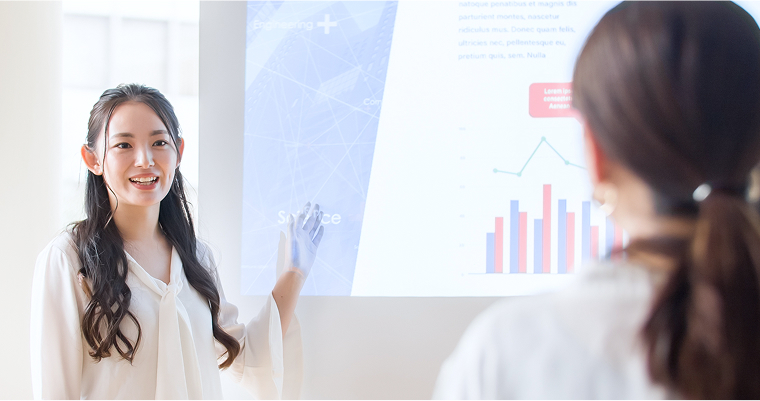 説明する女性専門家の写真